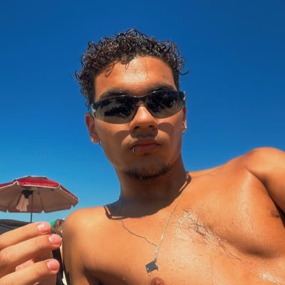 dontsmilevittor's profile picture. bcz happy is what happens when all your dreams come true.