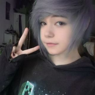 Lilian_Violeta_'s profile picture. 22 • Artist Witch