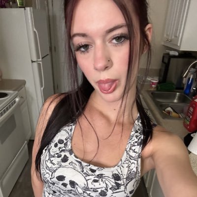 firekisslily's profile picture. Adorable, but my DMs? Whole different vibe 😏