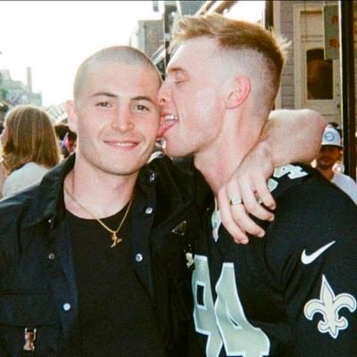 theos_back's profile picture. sarah - this song is called screen and i wrote it just for you - lc tj - she/her 🌻