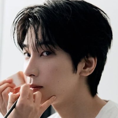 leeujis's profile picture. stan & writing acc. slow updates !