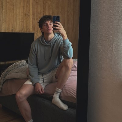 HazaGuzman's profile picture. lost between movies, photos & music… 🎬 📸 🎹 🎮