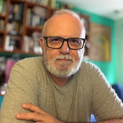 celsoaojr's profile picture. Li os livros errados: poesia em vez de física.