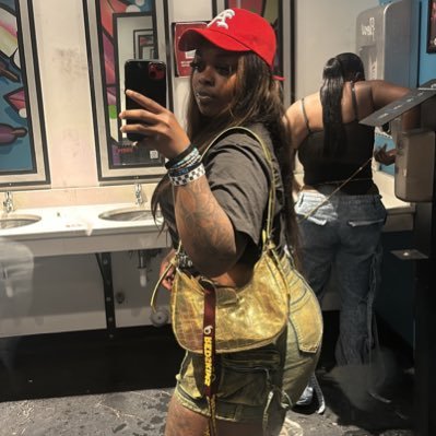 fendifacts's profile picture. 🍫🍒🌻