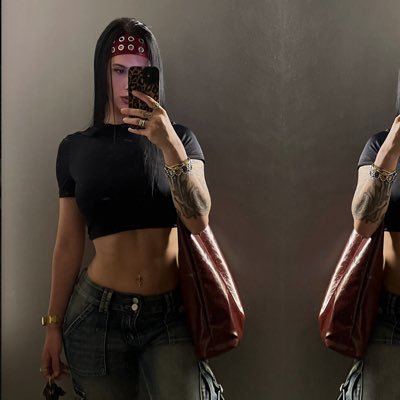 beatrizzfraga's profile picture. vestida com as roupas e as armas de Jorge. | 💍