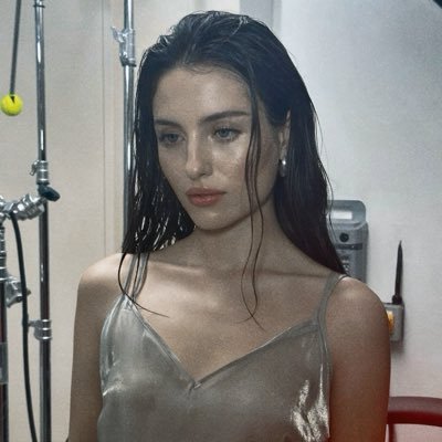 prttylnesome's profile picture. 🎧 talking & thinking • not @/madelineargy