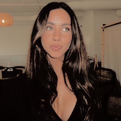 honeyedarlin's profile picture. 