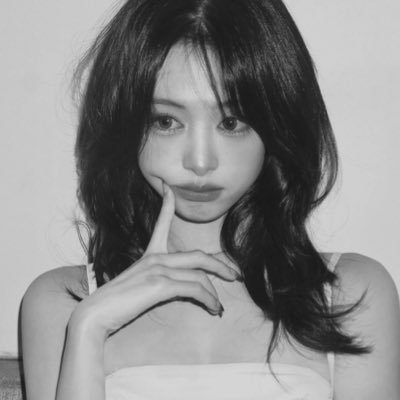 Ahyeosni's profile picture. Leading with grace, a beacon in space.