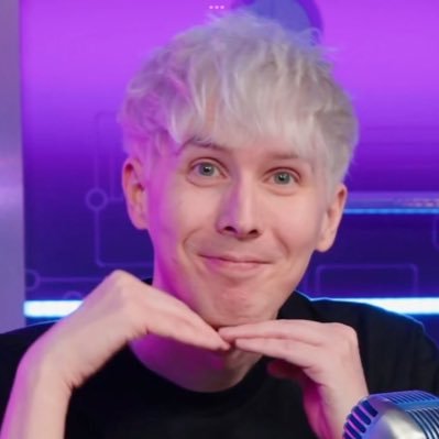 wormhasturned_'s profile picture. “Don’t let the doom drag you down”