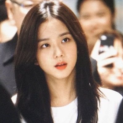 soowyaae's profile picture. i only stan the right one