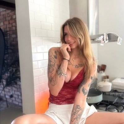 Natalieking4707's profile picture. Public figure awkward girl ... what you're lookin for