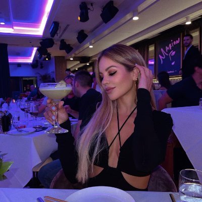 AlisonLi1122's profile picture. I am a person who likes shopping and traveling around.