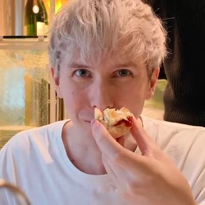 yibeizi_'s profile picture. she/they,, 17 || “刻骨銘心只有我自己”