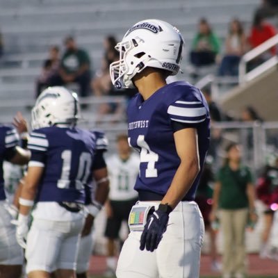 Darrionsnow14's profile picture. My name is Darrion Snow I’m 5,10 145 I have a 29 vert 8,9 broad jump 4.70 40 and I squad 305 bench is 185 hang clean 185 I got b and c’s in all the #class2027