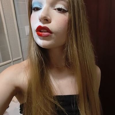 luciathepirate's profile picture. ~🏴‍☠️🤡💋🐊🐍🎬🎶🧞‍♀️🌕~