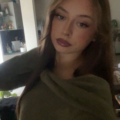 dnaanes's profile picture. cet été encore sur la rivière, les feux d'artifice fleurissent