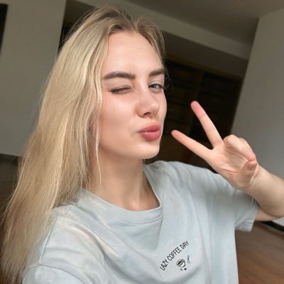 Nora1988812's profile picture. Robot, don't bother me.