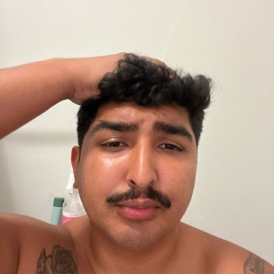 HoodieDamo's profile picture. brokest flexer