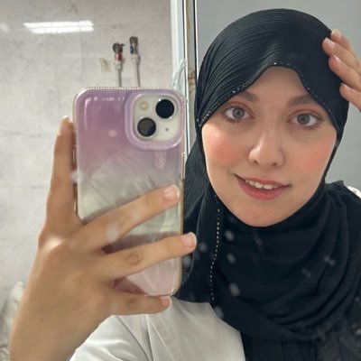 Fatemehmim2's profile picture. من؟ همون «صبحِ پس از جنگ..» همون ویرونه ها، همون ناباوری ها 🩺🧪