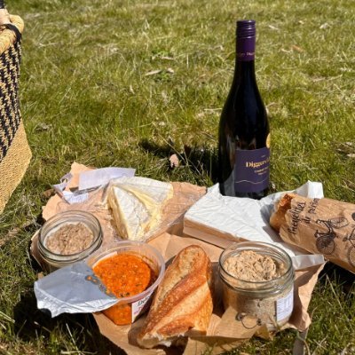 uwqmzw's profile picture. Having traveled to England, Switzerland, and France, I feel more at ease than before.
Documenting my life brings me peace.