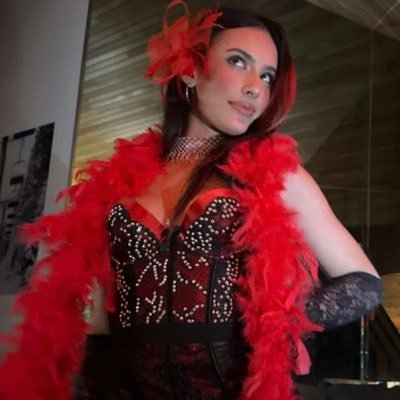 wnderlndred's profile picture. me and malia baker listening to b.o.y EP