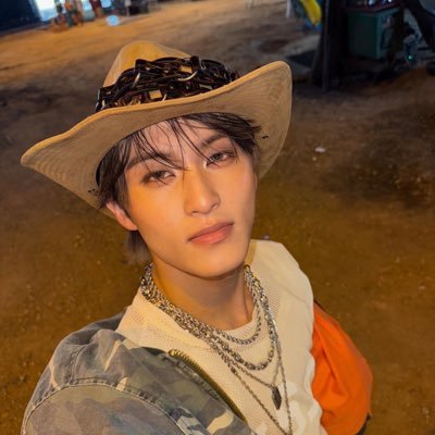 paperctt's profile picture. pretend these songs arent about you