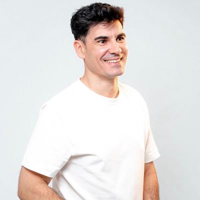 castrosegade's profile picture. Hago que Google te quiera, que las redes te sigan y que la IA trabaje por ti.