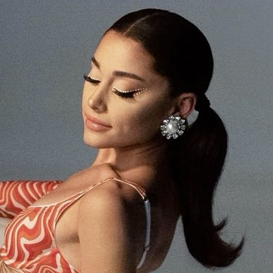 b6stmistake's profile picture. probably daydreaming or listening to music ᶻz