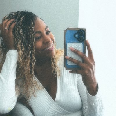 IamShonieJay's profile picture. • 🏳️‍🌈 somewhere in the sun ☀️