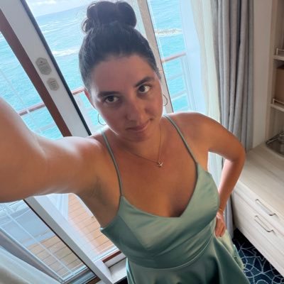 sarahroseshhh's profile picture. probably wearing pink sweatpants rn, and if not, then black sweatpants, and if not, it’s a dress. I don’t know what to tell you.