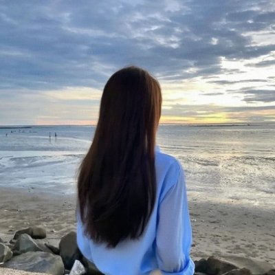 nvyac_y's profile picture. 物ではなく、瞬間を集めよう
旅行、美味しい食べ物、アート、そしてあたたかい夕日が好き。
日本語を勉強中。いつか自然に日本語で笑って挨拶できますように