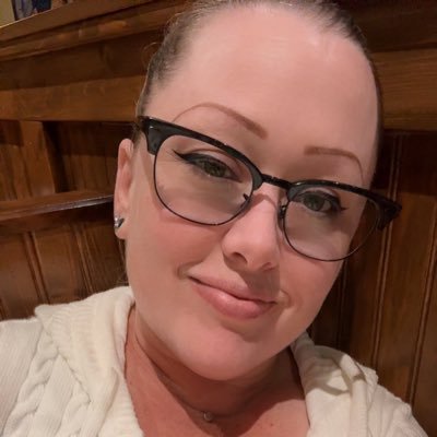 Angelabroo17951's profile picture. 