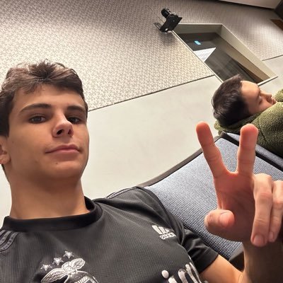 felipecardozz's profile picture. 🇻🇦 The world needs more nerds