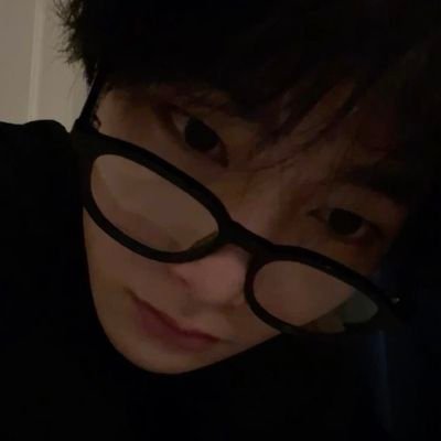 moon_junhuihuii's profile picture. eu e o junhui de mãos dadas 🐱