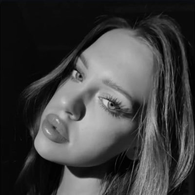 miraleigh_21's profile picture. Spoiler: my DMs are way hotter than this 😏