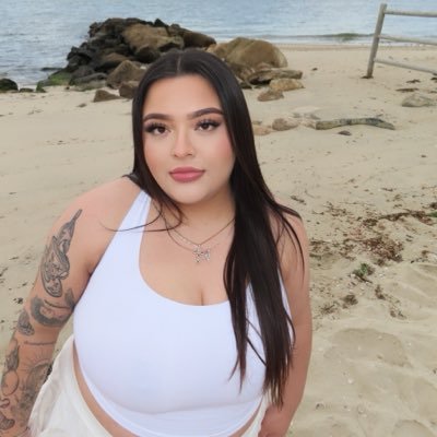 valerialvarezs's profile picture. giveaway at 1 million