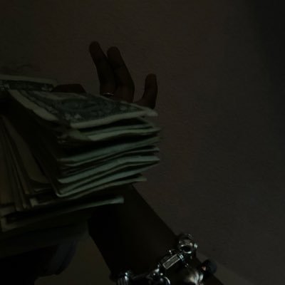 thecoldestchy's profile picture. flexing on these bitches, what the fuck you talking 'bout?   #iconicaf