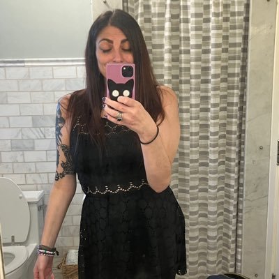 Fraternizing's profile picture. obnoxious & unsexy