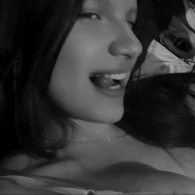 Loirinh26955056's profile picture. Feita de tentações e tempestades.