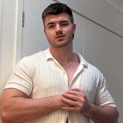 charismareed7's profile picture. Going live tonight 👇