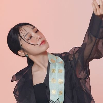moengji's profile picture. 𝙎𝙞𝙣𝙜𝙩𝙤𝙧𝙮𝙩𝙚𝙡𝙡𝙚𝙧. Melodic muse, cinematic enchantress, and vocal celestial—Jeong Eunji (정은지), 1993. @eaJParik's souls.