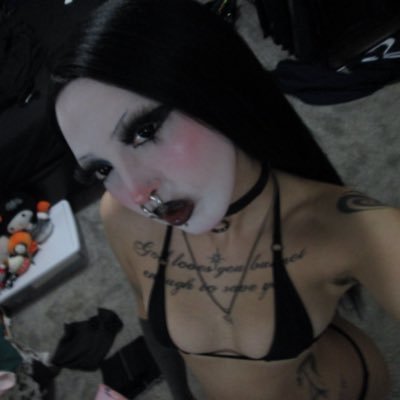 ihatewuvmia's profile picture. 21 dm fee: $5