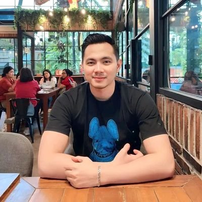 Charlie_9736's profile picture. I love football game