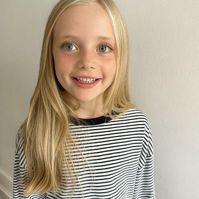 AdaTx_'s profile picture. └ Hija Dylan Heronwell y Milen Truswell, ahijada de Draco Malfoy. 6 años. Futura maga como mi madre. ᕗ #Freerol #TimeTurner Big Sister Conrad.