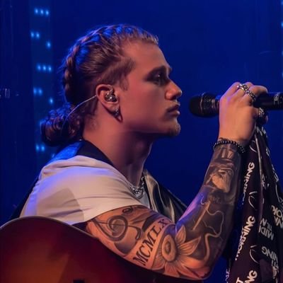 ellilibrary's profile picture. Cuidando da vida de personagens literários pra esquecer os meus problemas reais. || fan account