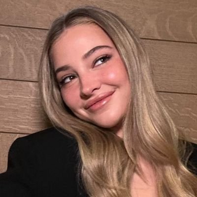 MadelynClinc's profile picture. → I'm just a girl who's obsessed with butterflies & blue tulips, trying to be the bane of someone's existence.← | Commentary |