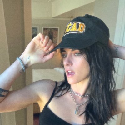 falsestartsss's profile picture. leave it all with a laugh 🕊️