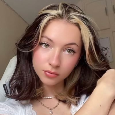 rachxllouise's profile picture. streamer + youtuber 🫶🏻 twitch partner & twitch women's guild