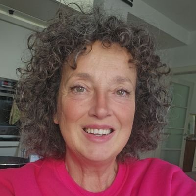 DijanaNovakK's profile picture. Architect drawing weird 🏡, 🐲, 🧝‍♀️ on bad hair day, and comics ✒️ weekly illustrating leading column in RL magazine💛💯