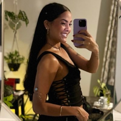 k3theny's profile picture. Tenho um universo inteiro dentro de mim, mas só consigo permitir poucos a vê-lo.